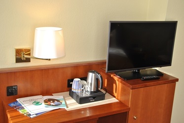 Schreibtisch, TV und Teebereiter.