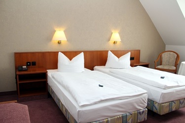 Doppelzimmer mit Dachschräge.